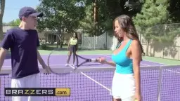 Zwei Frauen mit blauen und grünen Tops am Tennisnetz.