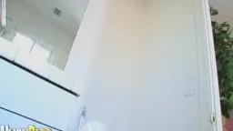 Frau auf Polstersessel mit dunklem Penis im Mund