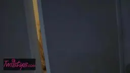 Blonde Frau lehnt lächelnd an heller Wand