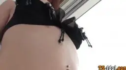 Asiatische Transen Porno: Dicke Titten Solo mit Schwanzmassage