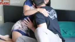 Muskelmann küsst Frau mit kurzem Kleid auf Bett