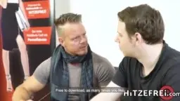 Blonde tätowierte Frau mit offenem Mund auf Sofa