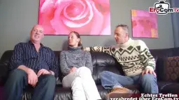 Amateur Dreier Porno – Deutsches Paar beim Casting auf dem Sofa gefickt