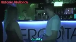 MILF von hinten gefickt – Dreier im Swinger-Club