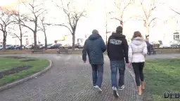Brünette Frau bläst großen schwarzen Schwanz im Wohnzimmer