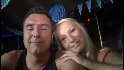 Deutsche Hausfrau beim Gangbang auf dem Sofa – Amateur Porno
