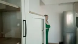 Reife Hausfrau Porno: Mollige MILF in grünem Kleid breitbeinig gefickt