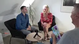 Reife Blondine in rotem Dessous kniet vor Mann