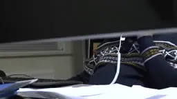 Frau liegt nackt auf Schreibtisch, Beine breit, Mann vor ihr