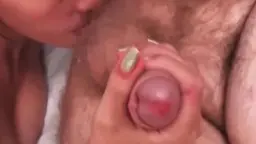 Nahaufnahme der jungen Asiatin mit kurzen schwarzen Haaren, die dem älteren Mann tief den Schwanz lutscht.
