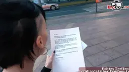 Brünette mit Dokument vor Straßenbahn in Stadt