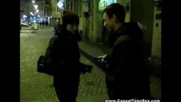 Nachtaufnahme, zwei junge Leute auf leerer Straße