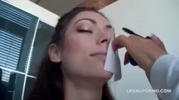 Brünette mit Make-up, Mund wird bestrichen