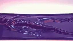 Glänzende Frau liegt gefesselt auf glänzender Latexplane