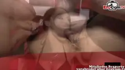 Schwarzhaarige beim Gangbang gefickt – Gruppensex Porno