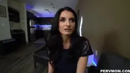 Latina-MILF auf Sofa mit offenem Mund