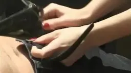 Blondine mit dicken Titten wichst Schwanz mit beiden Händen – Handjob Porno
