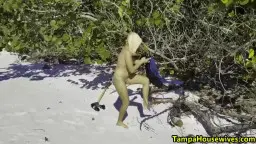 Reife Blondine Porno: MILF mit Dildo solo am Strand
