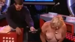 Ältere Frau entblößt Brüste vor Publikum in Spielshow