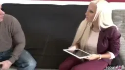 Blonde Frau mit Tablet sitzt vor Mann auf Sofa