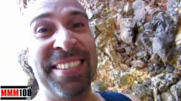 Nahaufnahme einer Frau mit schwarzem Nagellack, die einem Mann den harten Schwanz lutscht, während sie direkt in die Kamera schaut.