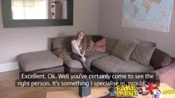 Rothaarige auf Sofa zieht sich Strumpfhose runter