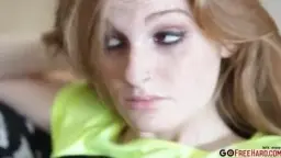 Rothaarige Frau in grünem Top, nachdenklicher Blick